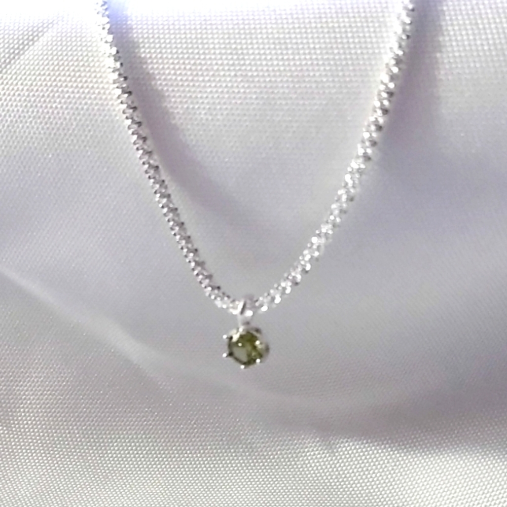 NWOT 925 sterling silver NECKLACE Peridot Pendant Women Girl back to school